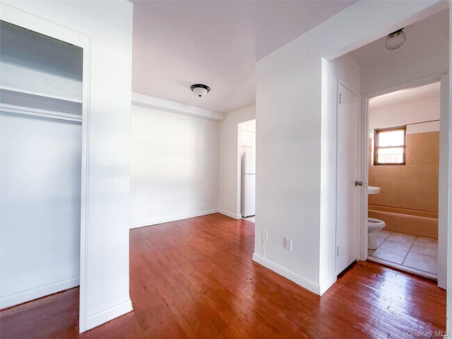 Building Photo - 2545 Sedgwick Ave