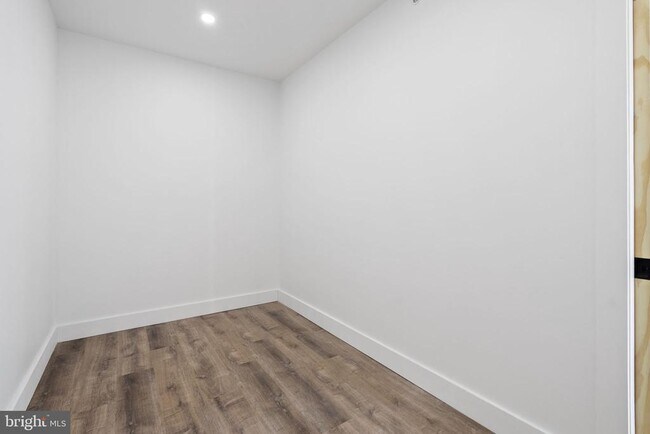 Building Photo - 458 W Earlham Ter