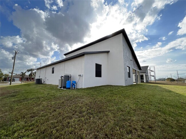 Building Photo - 133 Diplomat Pkwy E
