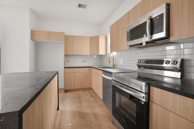 Building Photo - 2419 Rosewood St