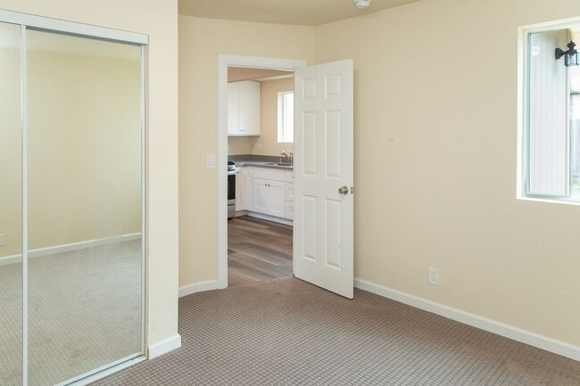 Building Photo - South Salinas  Available NOW 2 bed/1 bath