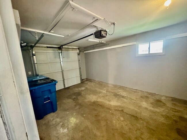 Building Photo - 3 Bedroom, 2 Bath Ranch Home with Garage and Fenced Yard in Huber Heights