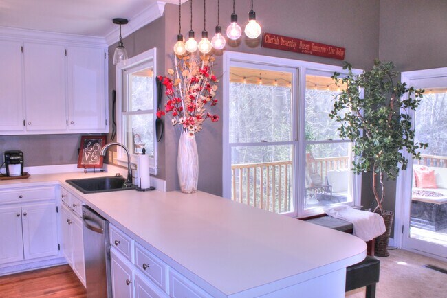 Building Photo - Beautiful home with Fenced Yard & Screened Porch!