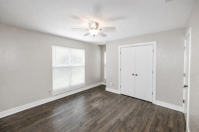 Building Photo - 1302 Danbury Square