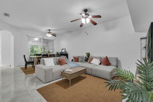 Building Photo - Spacious 3-Bedroom townhome in Kissimmee – Available Now!