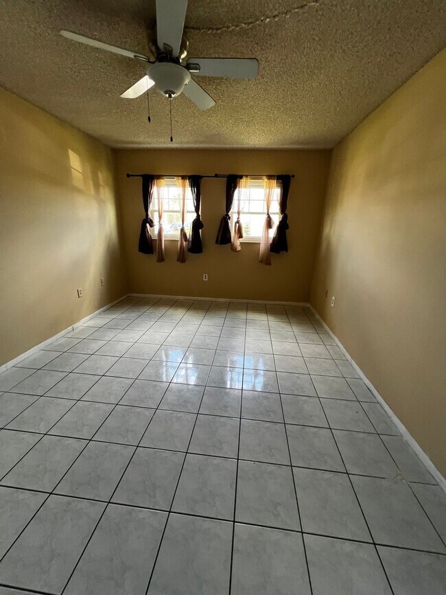 Building Photo - COMING SOON - 2 Bed 1 Bath Condo