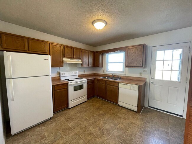 Building Photo - 2 bedroom, 1 bath Duplex