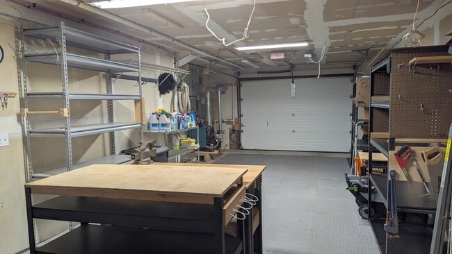 Building Photo - 1412 Springwater Dr