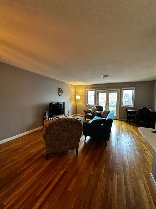 Building Photo - No Brokers Fee!! Spacious 2-Bed, 2-Bath Co...