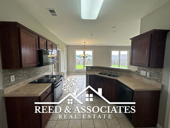 Building Photo - 4 Bedrooms in Southaven!