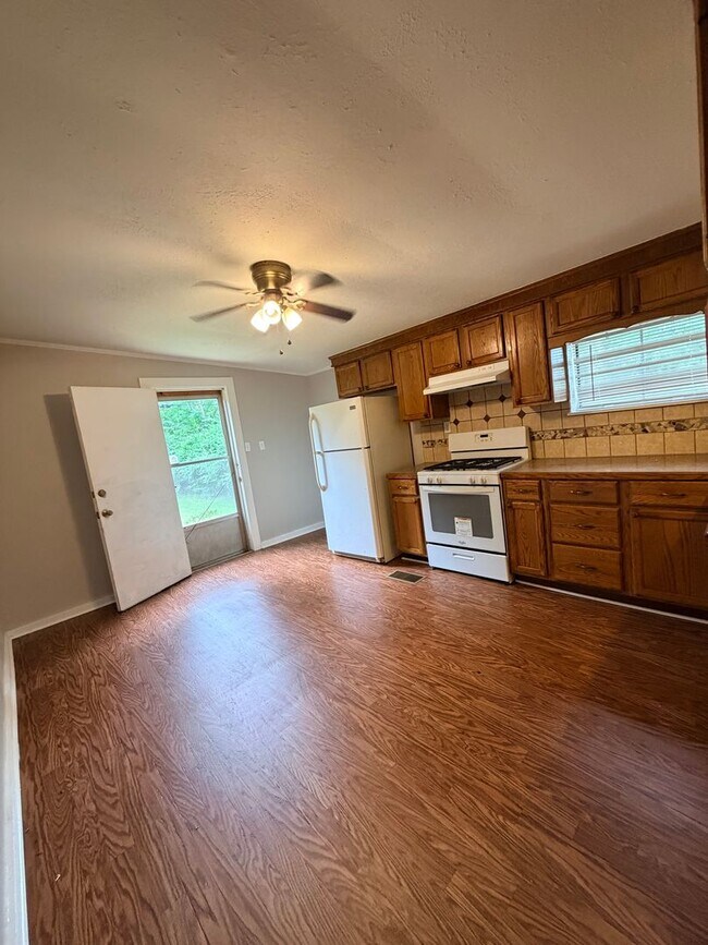 Building Photo - 3107 Alameda Dr