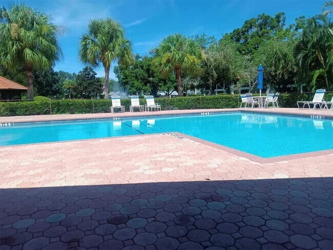 Building Photo - 750 Avenida Estancias