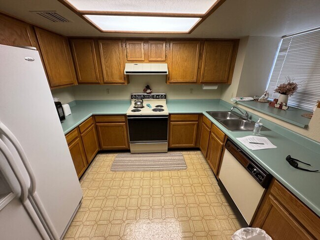 Building Photo - 2BR Bedroom 2BA "Split Level Condo and is ...