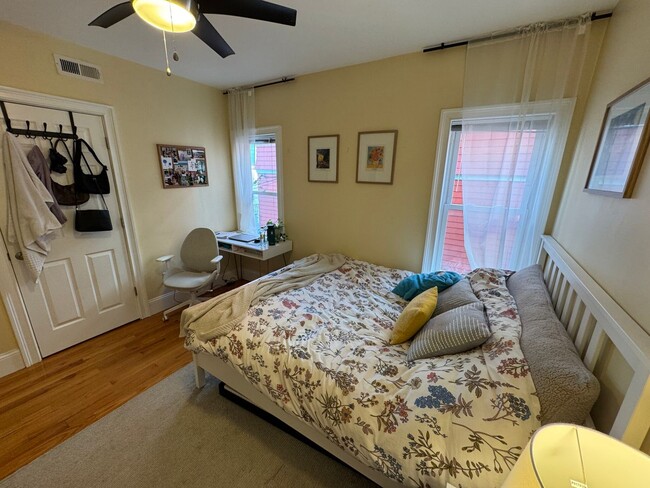 Building Photo - BEAUTIFUL UNIT IN CAMBRIDGE!!!!!!!!!!!