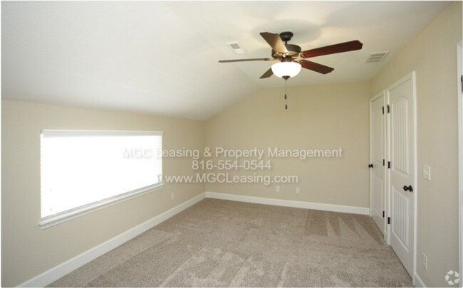 Building Photo - Luxury Living in Lee's Summit