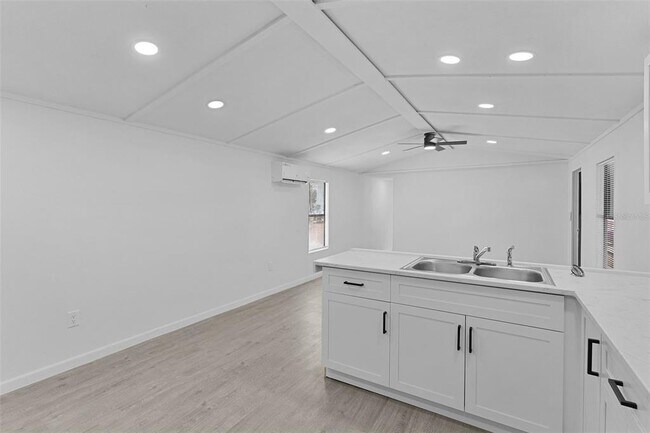 Building Photo - 33514 Luana Ct