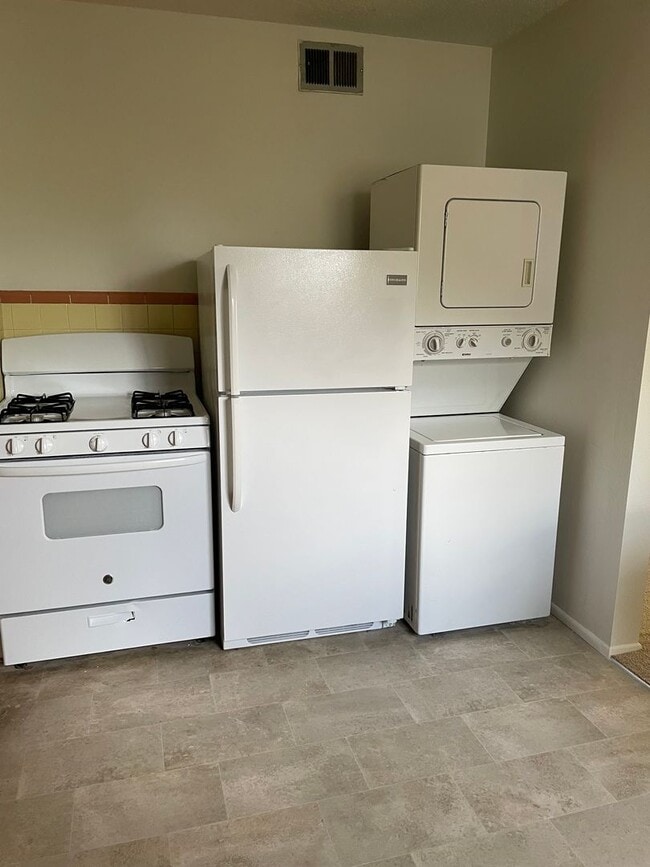 Building Photo - 329 W Oak Ave