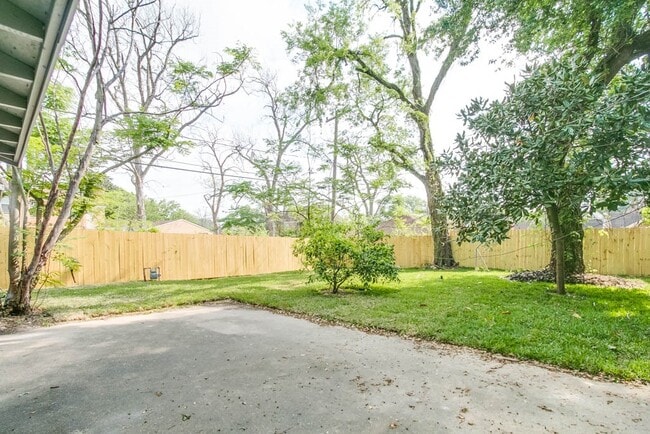 Building Photo - 3321 Charleston St