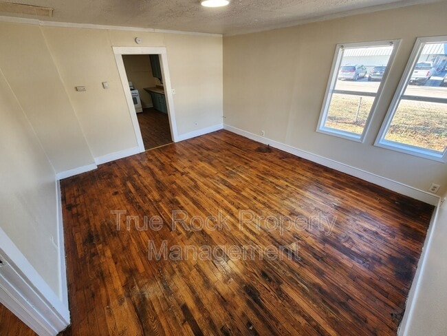 Building Photo - 231 W 4th St