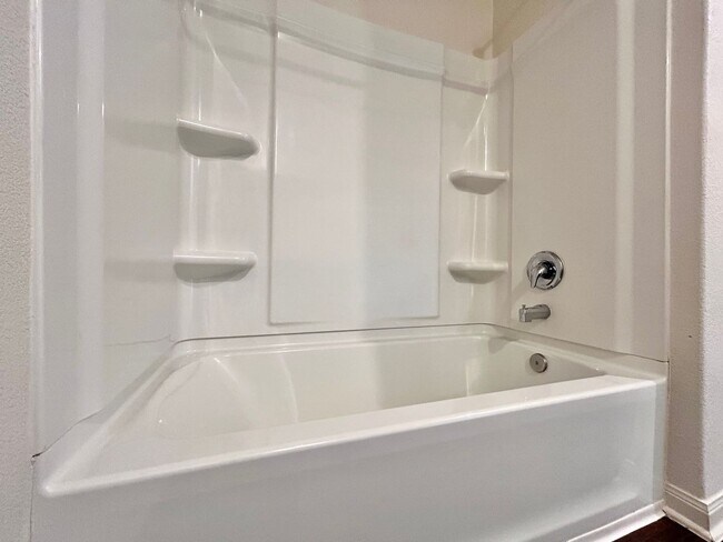 Building Photo - Comfortable 3 Bed / 2 Bath Home with Washer & Dryer and 2-Car Garage