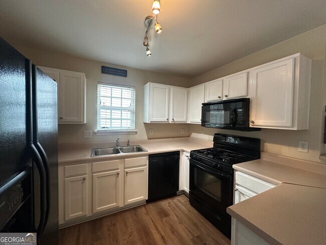 Building Photo - 1943 Oakbluff Way SW