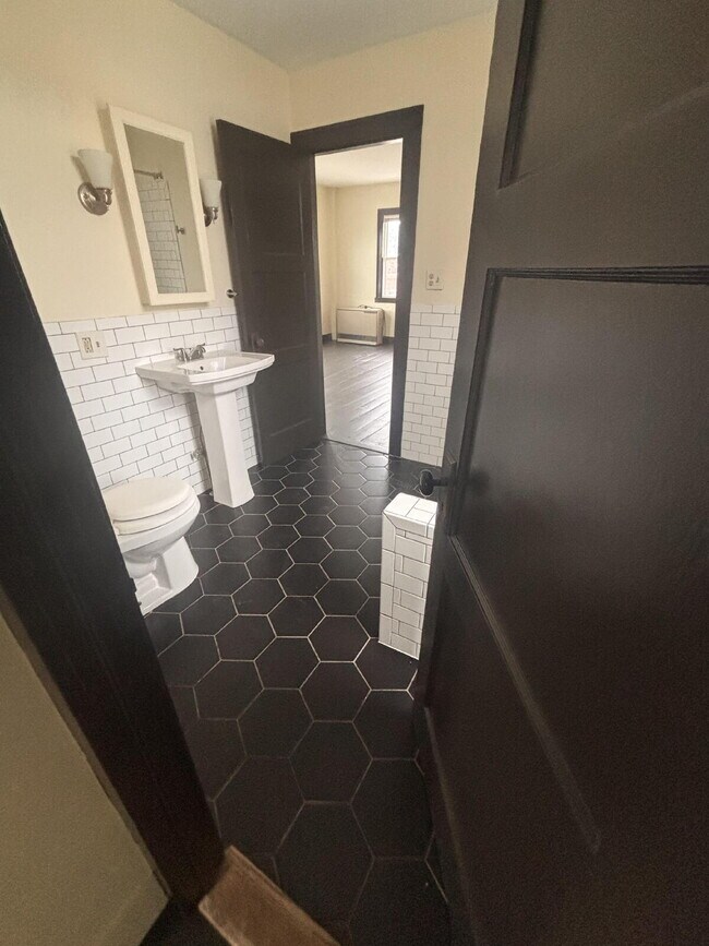 Building Photo - Spacious 2+ Bedroom in Prime Brunswick Location