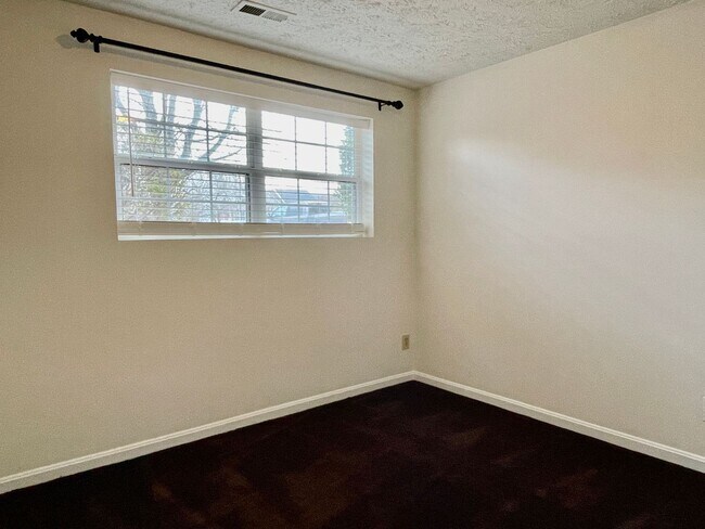 Building Photo - BEAUTIFUL THREE LEVEL TOWNHOME IN NORTH STAFFORD!