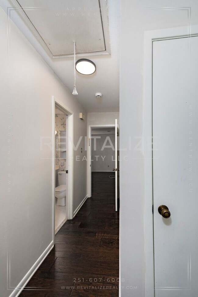 Building Photo - 3/2 Brick Home with Sunroom, Deck, and Car...