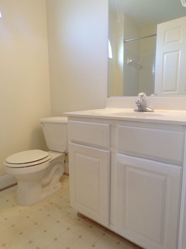 Building Photo - Odenton, 3 level twhs, end unit, Master su...