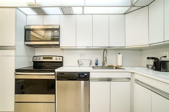 Building Photo - 2030 S Ocean Dr