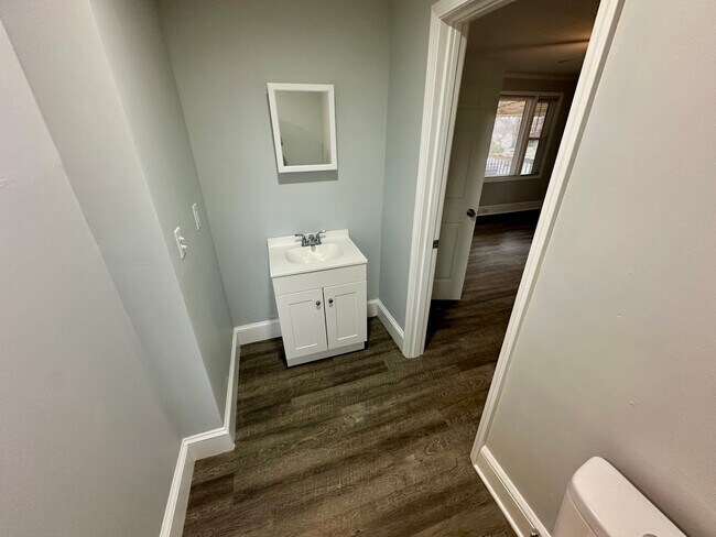 Building Photo - 4 Bedroom 3 Bathroom