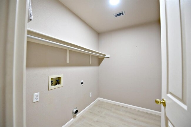 Building Photo - 3924 Newland Dr