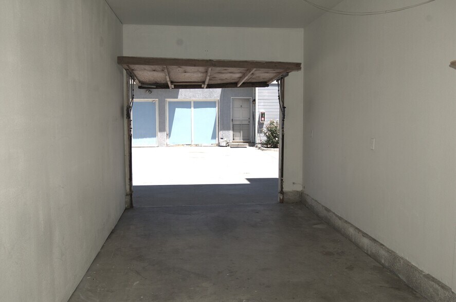 Building Photo - 1323 W Palmyra Ave