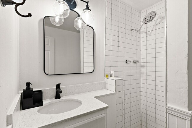 Building Photo - 704 W Main St