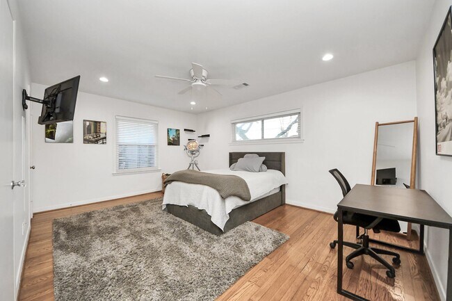 Building Photo - 411 Venice St