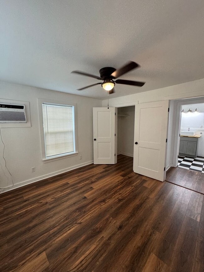Building Photo - Cute 1/1 Apartment Near Downtown Bryan!
