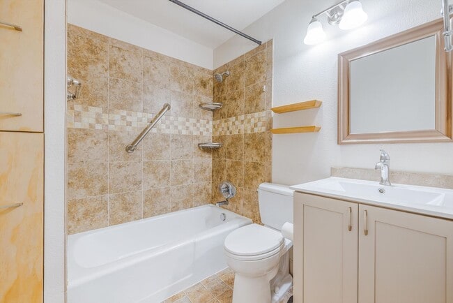 Building Photo - Sweet & Cozy 2/1 condo available in Mt. Park with covered parking, in-unit laundry, outdoor pool ...