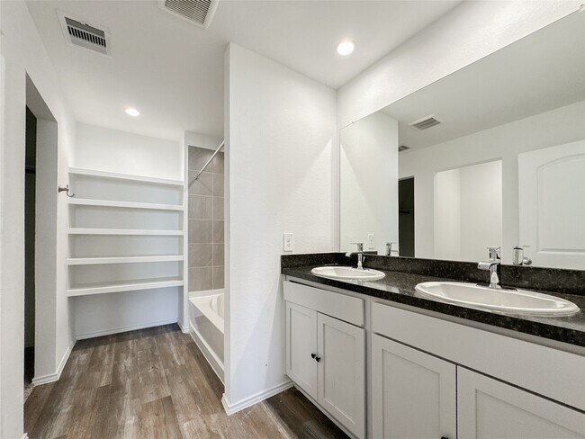 Building Photo - 5715 Vintage Oakmont Dr