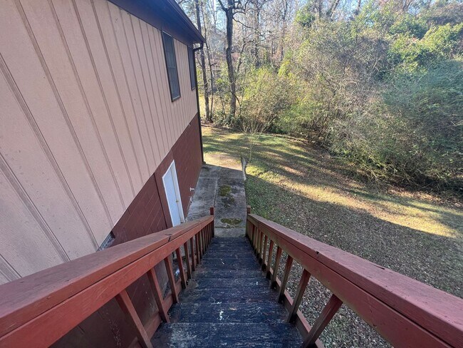 Building Photo - 3 bedroom 1 bathroom home in Colonial Hills