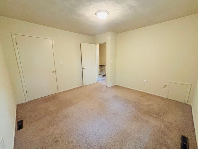 Building Photo - 2 Bedroom, 1.5 Bath Townhouse