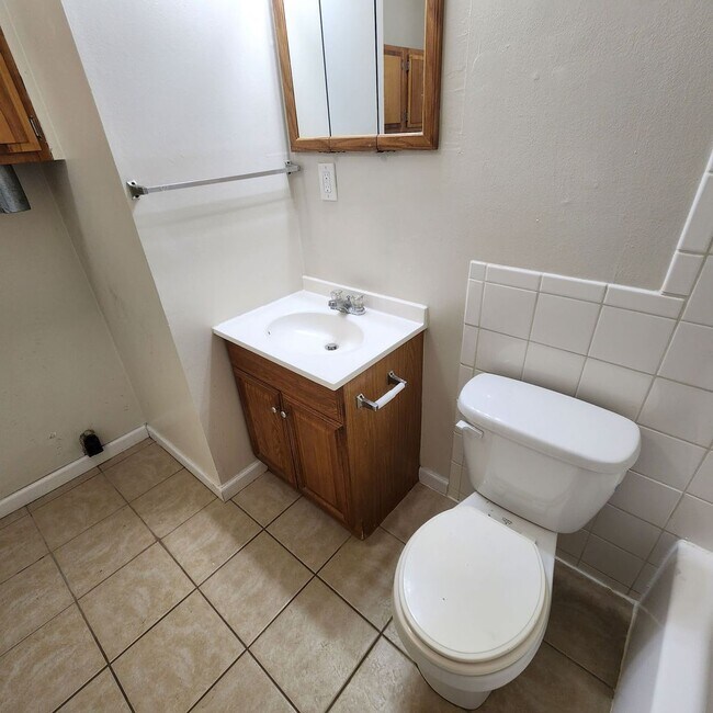 Building Photo - 2 Bedroom, 1 Bathroom Duplex Unit in Indep...