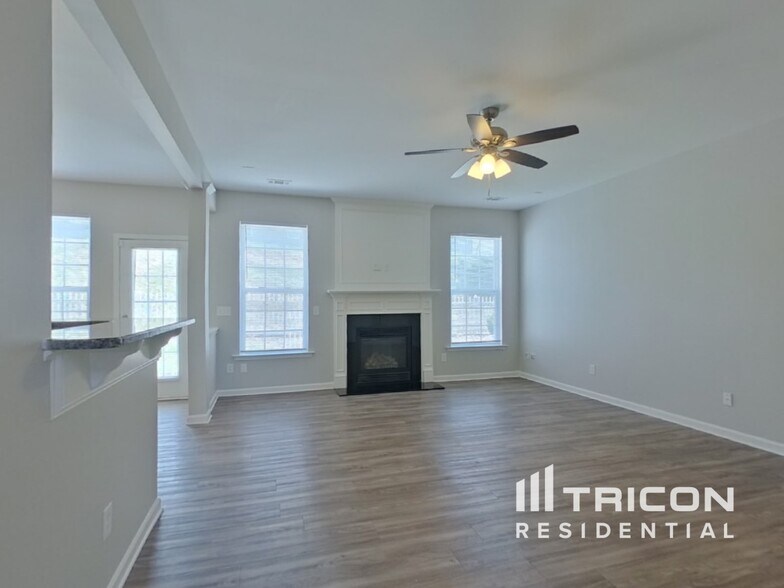 Building Photo - 301 Minitree Ln