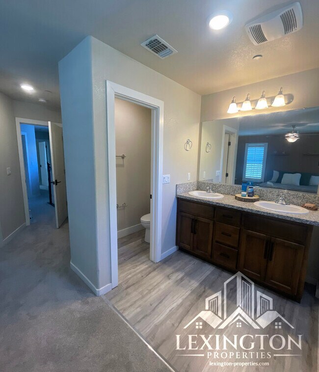 Building Photo - Modern Roseville Living – 3 Bed | 2.5 Bath |