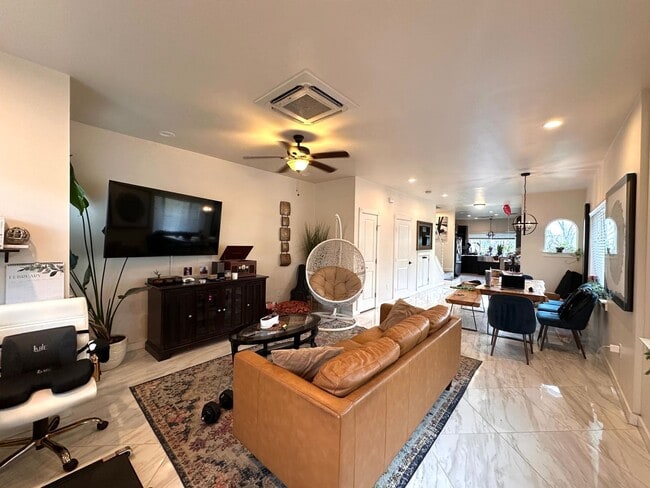 Building Photo - Two Story 3 Bedrooms and 2.5 Bathroom Home for Rent in Core Central Austin, North of Hyde Park