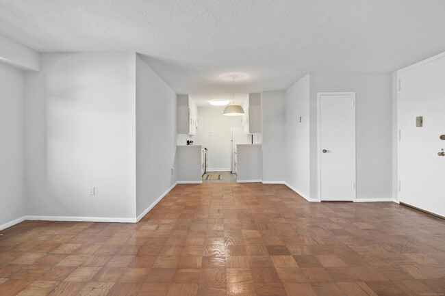 Building Photo - 44 Strawberry Hill Ave