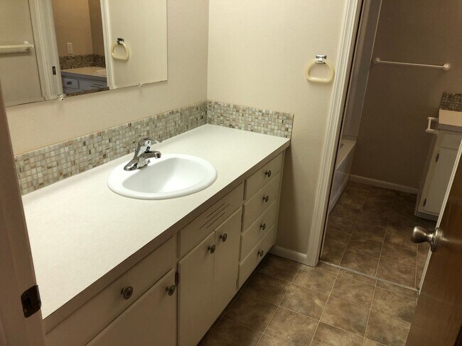 Building Photo - Updated 3 bedroom 1 1/2 bath home in a gre...