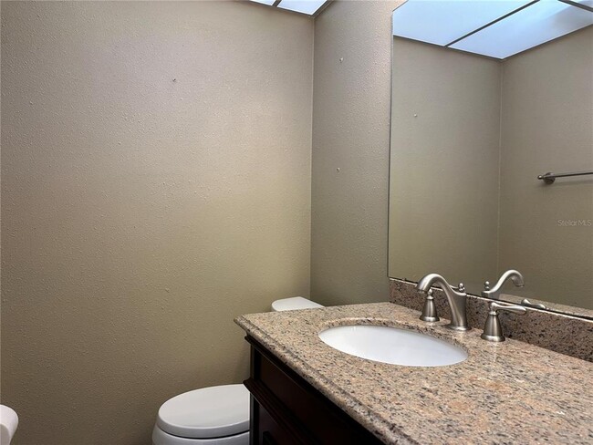 Building Photo - 209 NE Lincoln Cir N