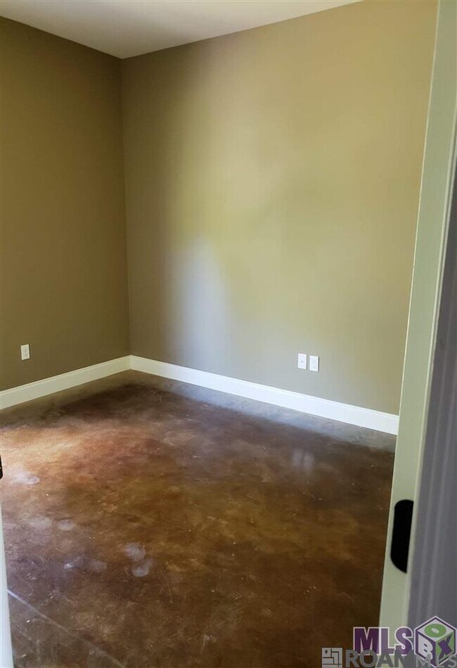 Building Photo - 32424 Creek Pointe Dr