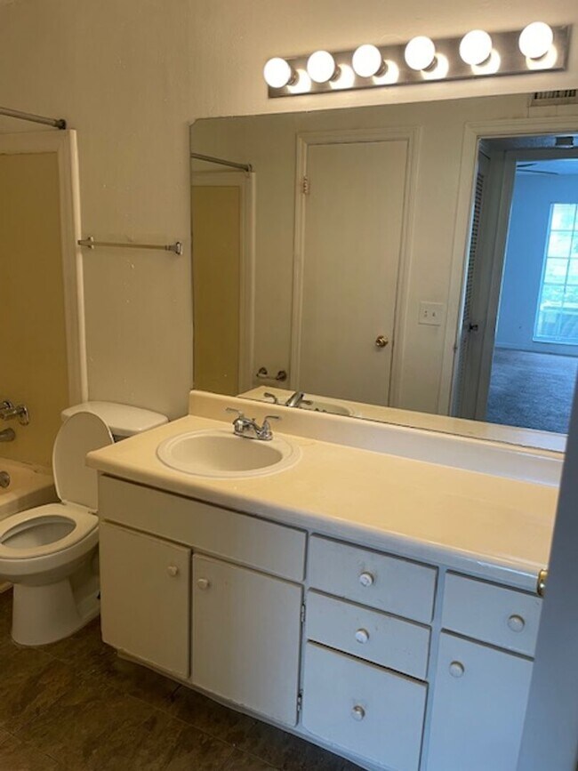 Building Photo - Ground floor One bedroom condo