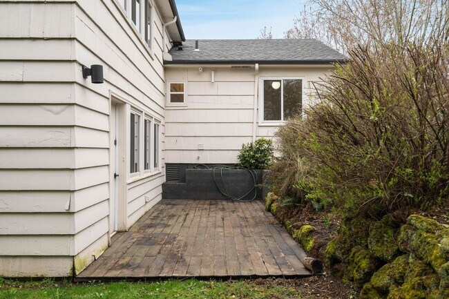 Building Photo - Beautiful, modern 4-bdrm/2-bath home in Concordia—Private, urban sanctuary w/ flex spaces